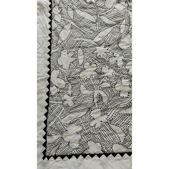 John Robshaw Baby Toddler Suhavi Crib Quilt Blk White Floral Organic Cotton EUC - Picture 3 of 11